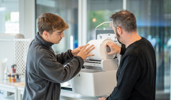 Mitarbeiter der Firma Ulticom Mitarbeiter von Ulticom arbeiten an einem Papierspender