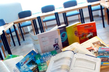 Jede Menge Bücher in einem Seminarraum der Kreisvolkshochschule in Cochem