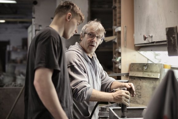 Handwerker mit Lehrling Handwerker mit Lehrling