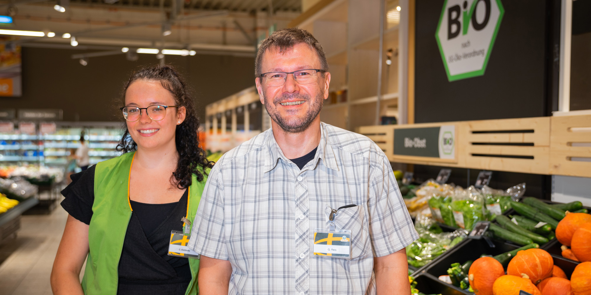 Kurvenkreis GLOBUS Zell Titelbild Blog GLOBUS-Personalleiter Günter Reis mit einer Auszubildenden in der Markthalle Zell