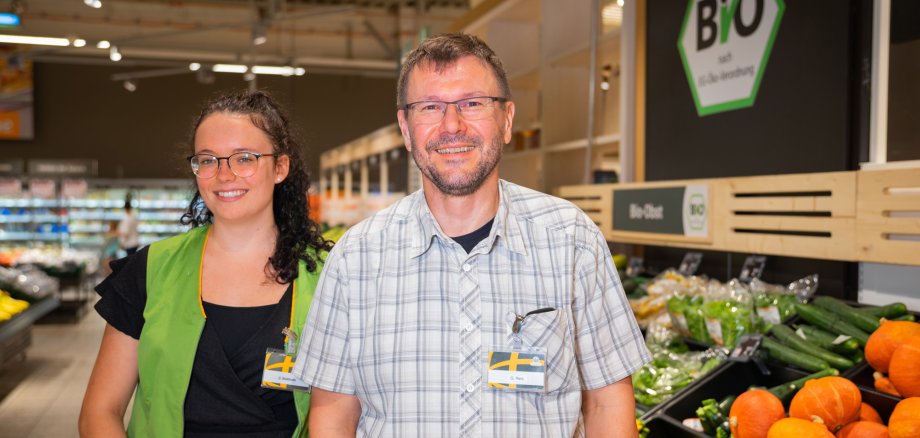 GLOBUS-Personalleiter Günter Reis mit einer Auszubildenden in der Markthalle Zell