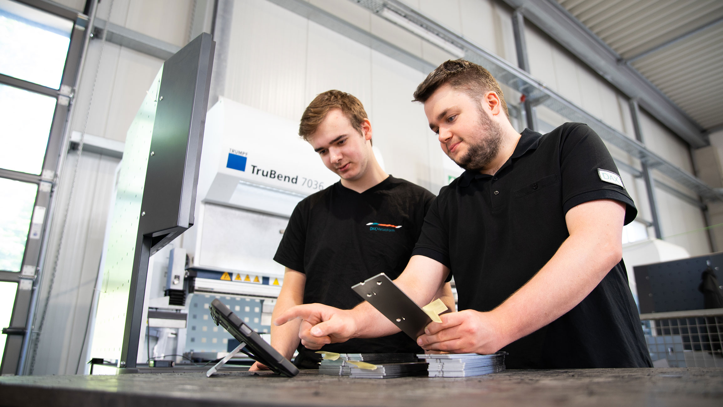 Dax MetallForm Jonas Fuhrmann mit Azubi