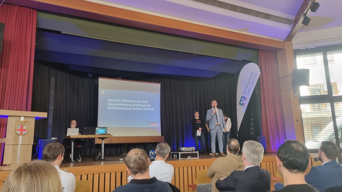Kurvenkreis - Begrüßung beim Gesundheitsnachmittag der Raiffeisenbank Zeller Land eG Begrüßung in der Stadthalle Zell beim Gesundheitsnachmittag unseres Kurvenkreis-Partners Raiffeisenbank Zeller Land eG
