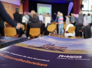 Eine Gesundheitsreisen Broschüre, ausgelegt beim Gesundheitsnachmittag unseres Kurvenkreis-Partners Raffeisenbank Zeller Land eG