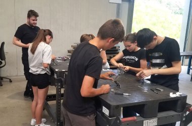 Die Praktikantinnen und Praktikanten bei der Firma DAX Metallform in Brauheck