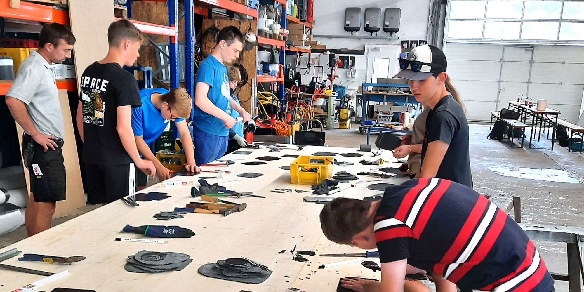 Kurvenkreis - HWK Praktikumstag Cochem Titelbild Junge Schülerinnen und Schüler bei Ihrem Praktikum in Cochem-Zeller Handwerksbetrieben