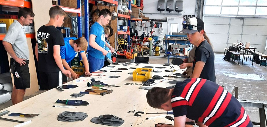 Junge Schülerinnen und Schüler bei Ihrem Praktikum in Cochem-Zeller Handwerksbetrieben