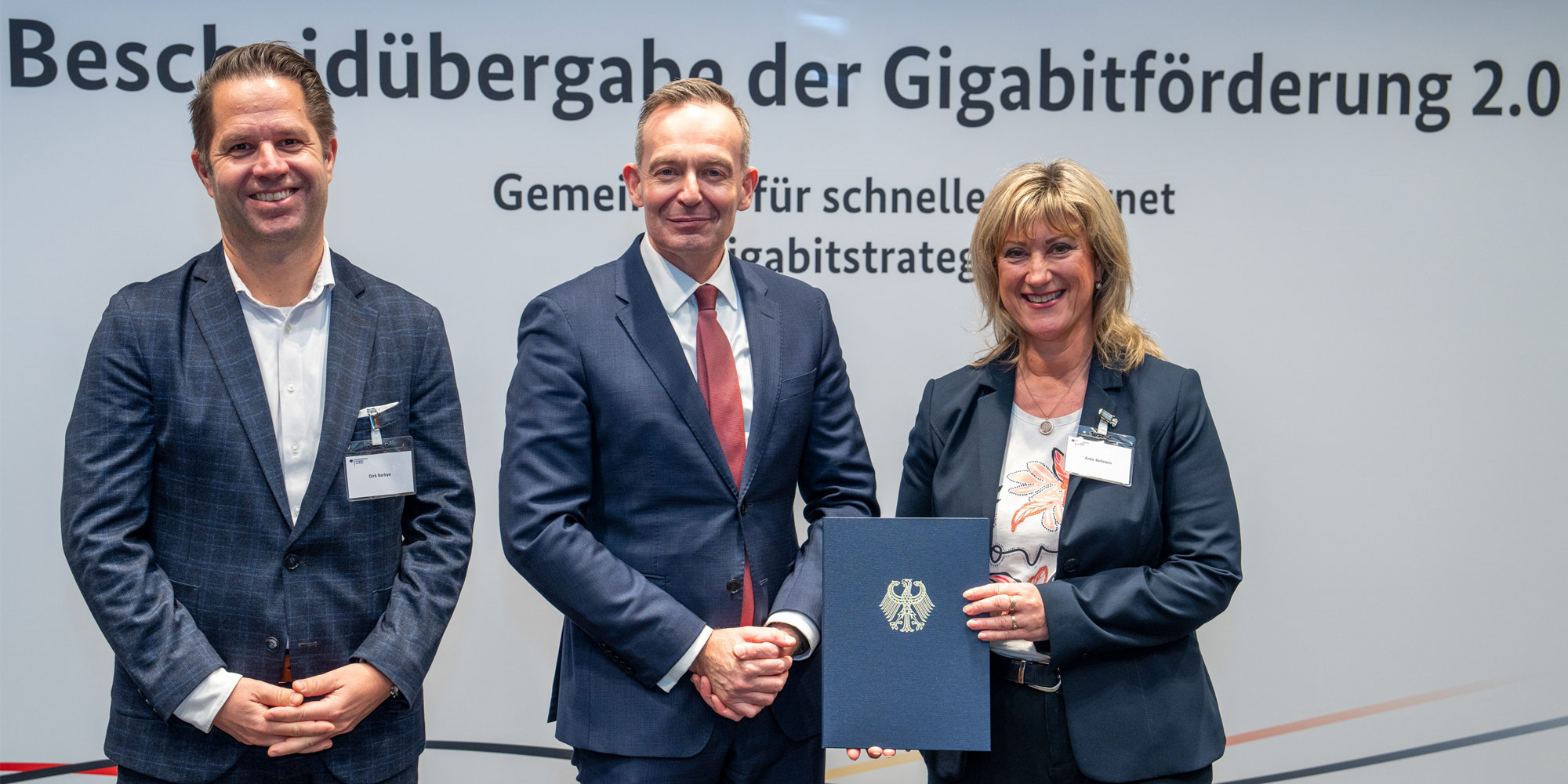 Kurvenkreis - Bescheidübergabe für den Gigabit-Ausbau Landrätin Anke Beilstein und Werkleiter Dirk Barbye aus CochemZell zusammen mit Bundesminister Dr. Volker Wissing