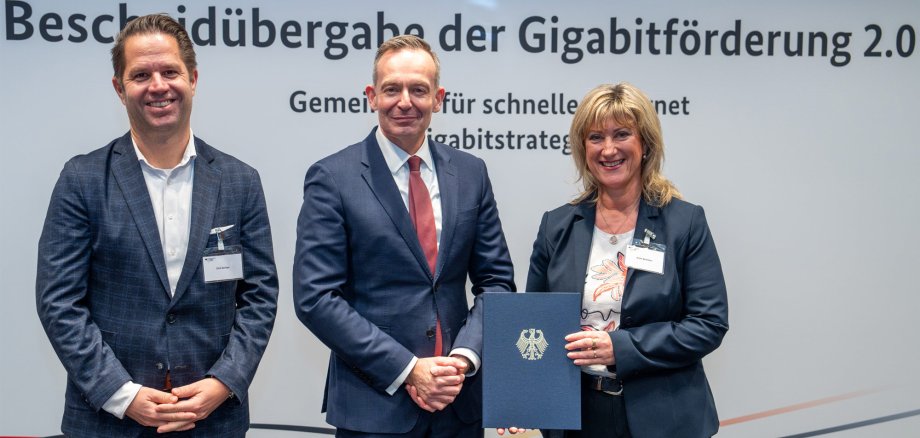 Landrätin Anke Beilstein und Werkleiter Dirk Barbye aus CochemZell zusammen mit Bundesminister Dr. Volker Wissing