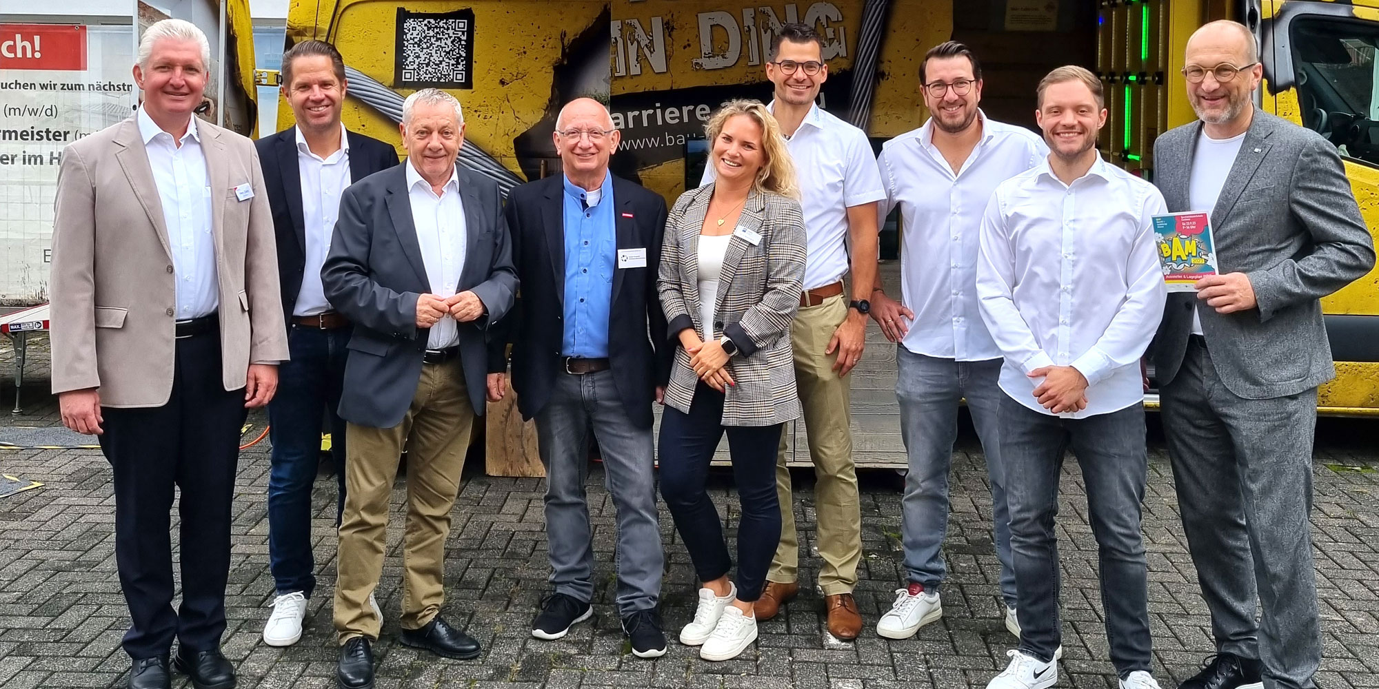 Kurvenkreis - Gruppenfoto Netzwerkpartner Die Wirtschaftsförderung Cochem-Zell mit einigen ihrer Netzwerkpartner bei der Ausbildungsmesse 2023