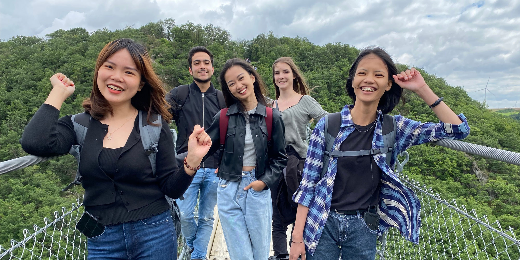 Titelbild zur Umfrage zum Thema Fachkräfte aus dem Ausland von der Wirtschaftsförderung Cochem-Zell