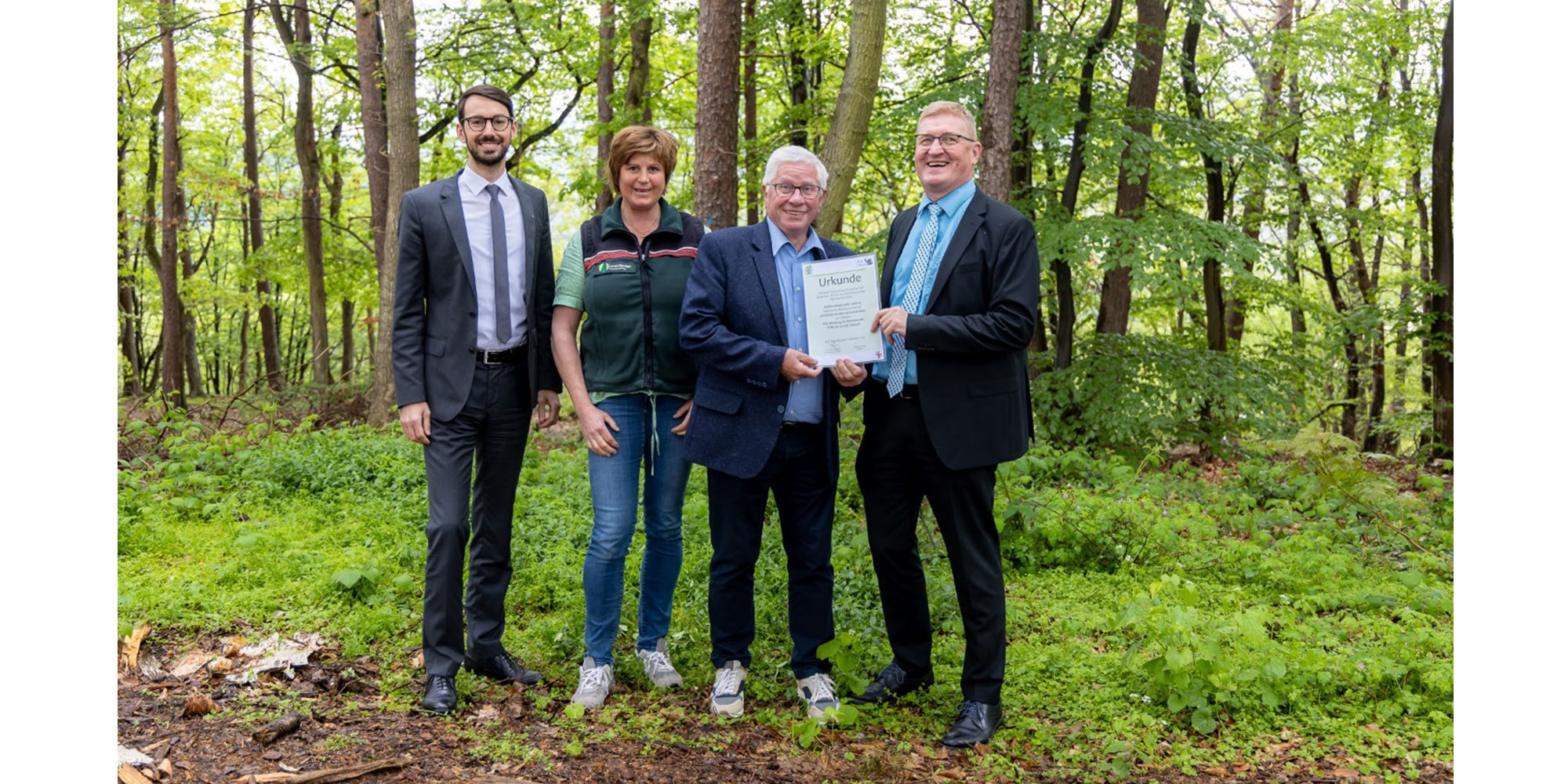 Kurvenkreis - Baumpatenschaft Raiffeisenbank Zeller Land  Die Raiffeisenbank Zeller Land eG hat die Patenschaft für 500 Bäume im Zeller Wald übernommen