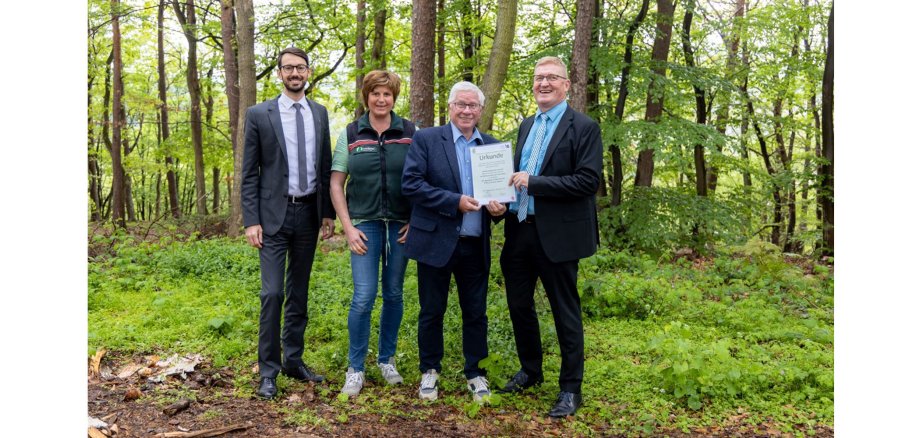 Die Raiffeisenbank Zeller Land eG hat die Patenschaft für 500 Bäume im Zeller Wald übernommen