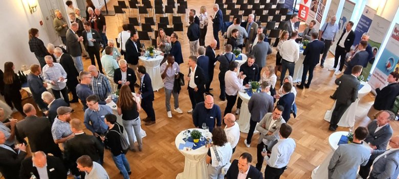 Die Gäste des Wirtschafts-Sommerfests beim Netzwerken im Kursaal von Bad Bertrich