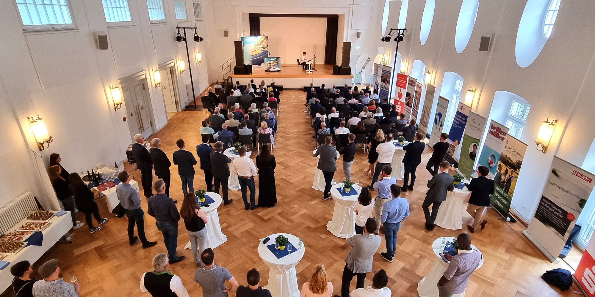 Viele Gäste kamen zum Sommerfest und lauschten den Klängen von Matthias Ningel