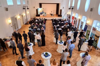 Viele Gäste kamen zum Sommerfest und lauschten den Klängen von Matthias Ningel