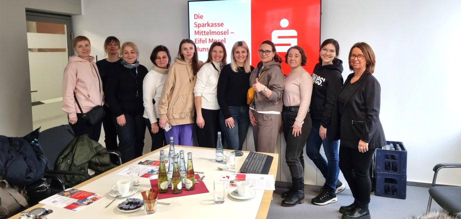 Gruppenfoto im Seminarraum der Sparkasse Mittelmosel in Cochem