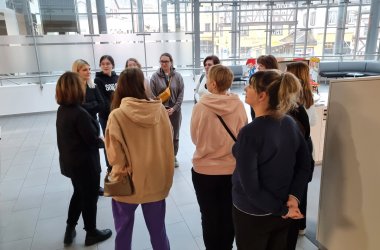 Die ukrainischen Frauen beim Rundgang durch die Sparkasse Mittelmosel in Cochem