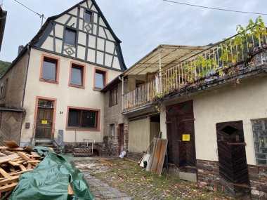 Das Wohnhaus von Frau Bretz in Bremm, CochemZell, vor den Sanierungsmaßnahmen