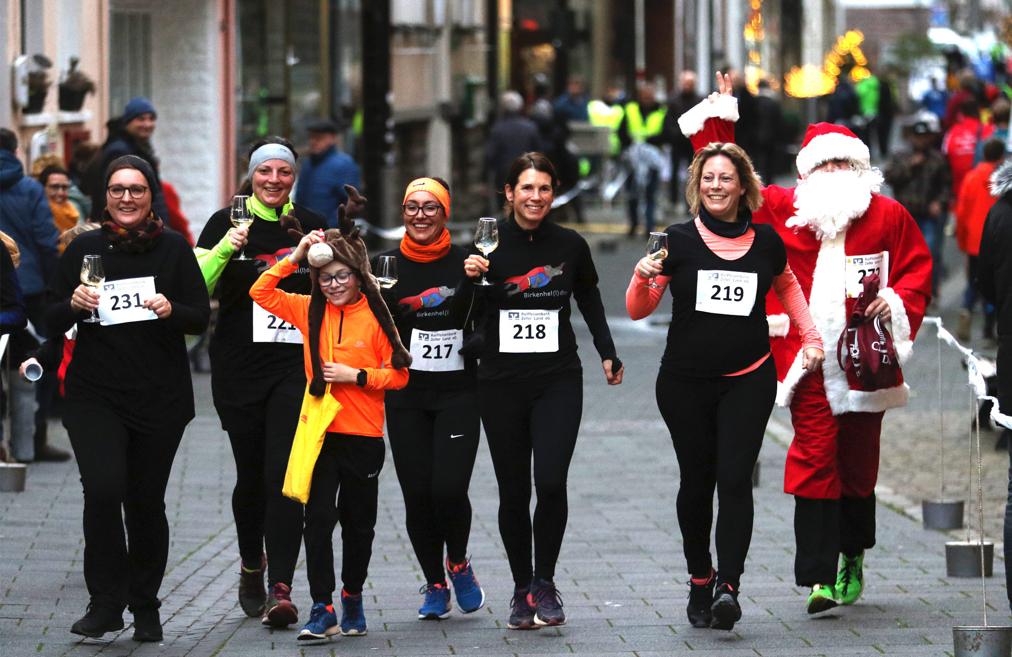 Kurvenkreis - Adventslauf Zell Titelbild Mit Spaß bei der Sache beim Zeller Raiffeisenbank Adventslauf