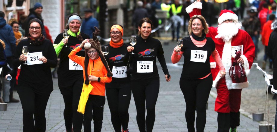 Mit Spaß bei der Sache beim Zeller Raiffeisenbank Adventslauf