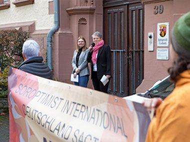 Vor dem Amtsgericht in Cochem während des Tages gegen Gewalt an Frauen