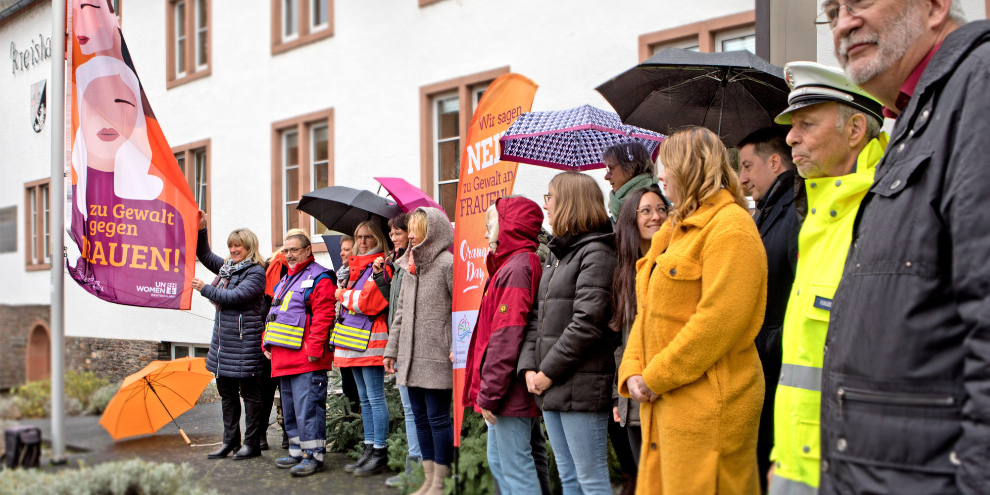 Gruppenfoto vor der Kreisverwaltung in Cochem am Tag gegen Gewalt an Frauen