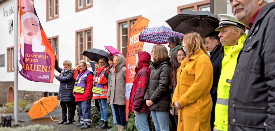 Gruppenfoto vor der Kreisverwaltung in Cochem am Tag gegen Gewalt an Frauen