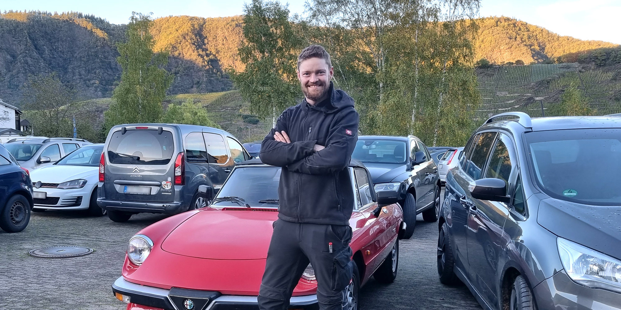 Kurvenkreis - Marc Hammes, Existenzgründer im Handwerk Marc Hammes steht stolz auf dem Hof seiner eigenen Werkstatt in Bremm an der Mosel