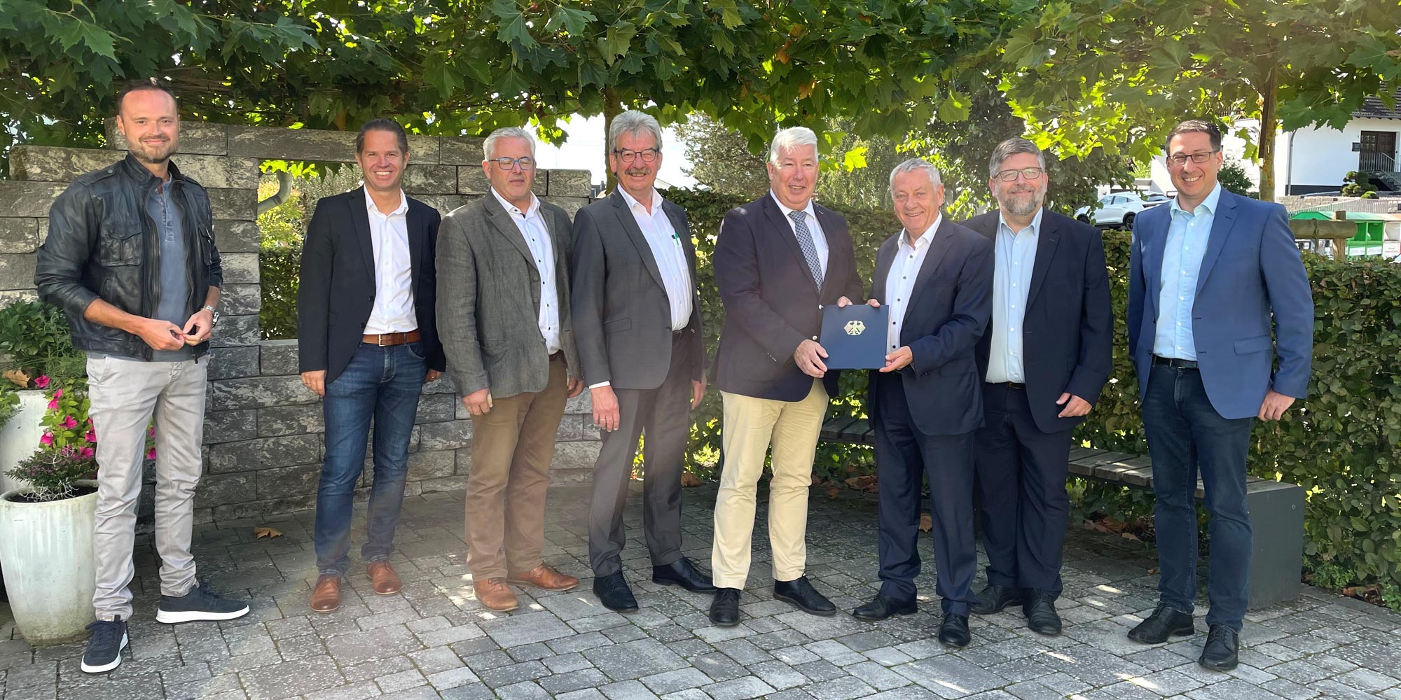 Gruppenfoto Übergabe Fördermittelbescheid Breitbandausbau CochemZell