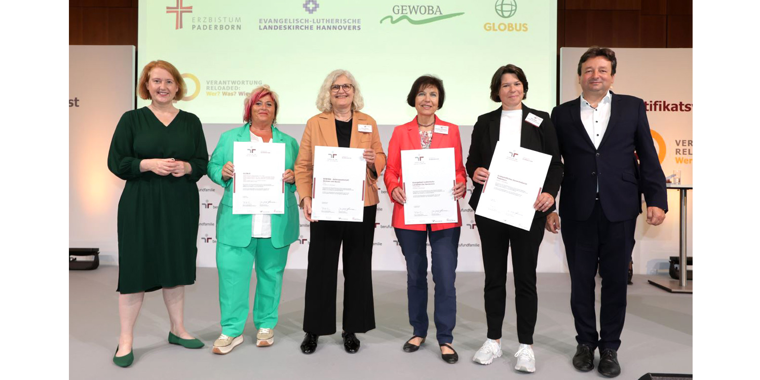 Zertifikats-Übergabe "berufundfamilie" an GLOBUS Foto der Zertifikats-Übergabe "berufundfamilie" an Kurvenkreis-Partner GLOBUS