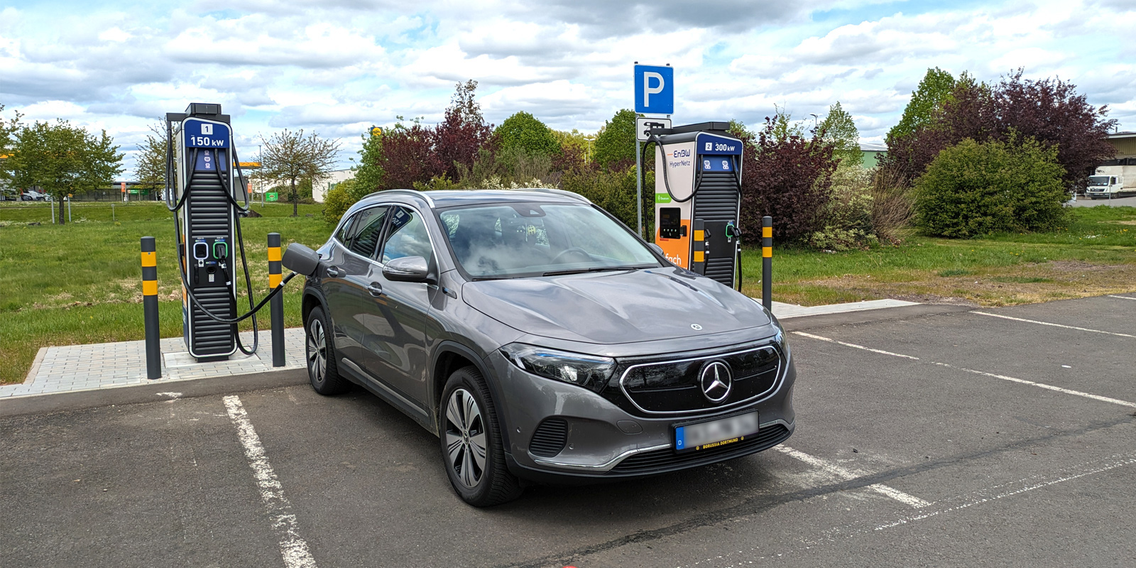Schnellladestationen bei GLOBUS in Zell Ein Elektroauto lädt an den neuen Schnellladestationen bei GLOBUS in Zell (Mosel)