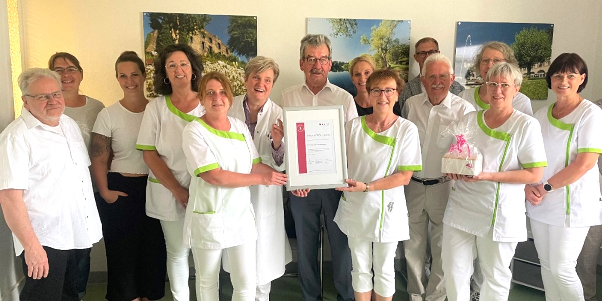 Gruppenfoto Eröffnung MVZ Ulmen Gruppenfoto der beteiligten Akteure bei der Eröffnung des neuen Medizinischen Versorgungszentrums in Ulmen