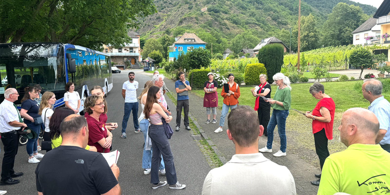 Titelbild Bericht "Unser Dorf hat Zukunft" Beim Dorfrundgang im Rahmen des Kreisentscheids "Unser Dorf hat Zukunft" in Ediger-Eller