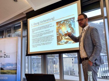 Dr. Andreas Kohne führte die Unternehmen durch den KI-Workshop der Wirtschaftsförderung Cochem-Zell