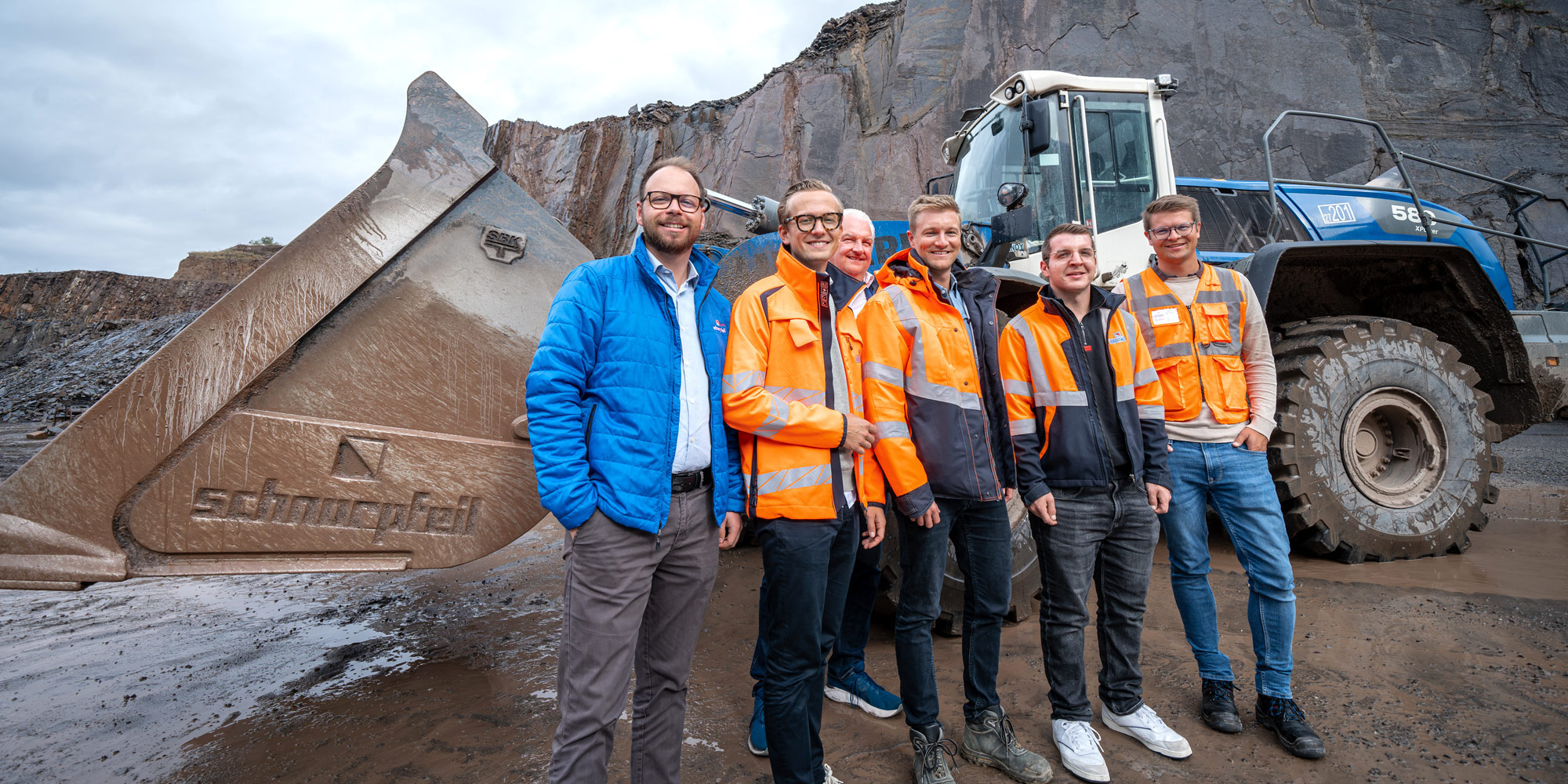 Gruppenfoto der Mitarbeiter von Schnorpfeil Bau im Steinbruch in Treis-Karden.