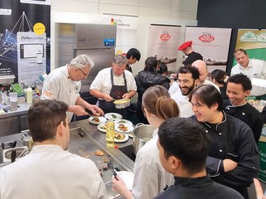 Die Besucher des GastroBranchenTreffs überzeugen sich von den Kreationen der Köche.
