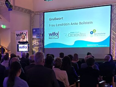 Landrätin Anke Beilstein bei ihrer Eröffnungsrede beim Jahresempfang Wirtschaft & Tourismus in CochemZell