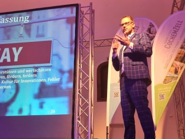 Dr. Andreas Kohne bei seinem Vortrag zum Jahresempfang Wirtschaft & Tourismus in CochemZell