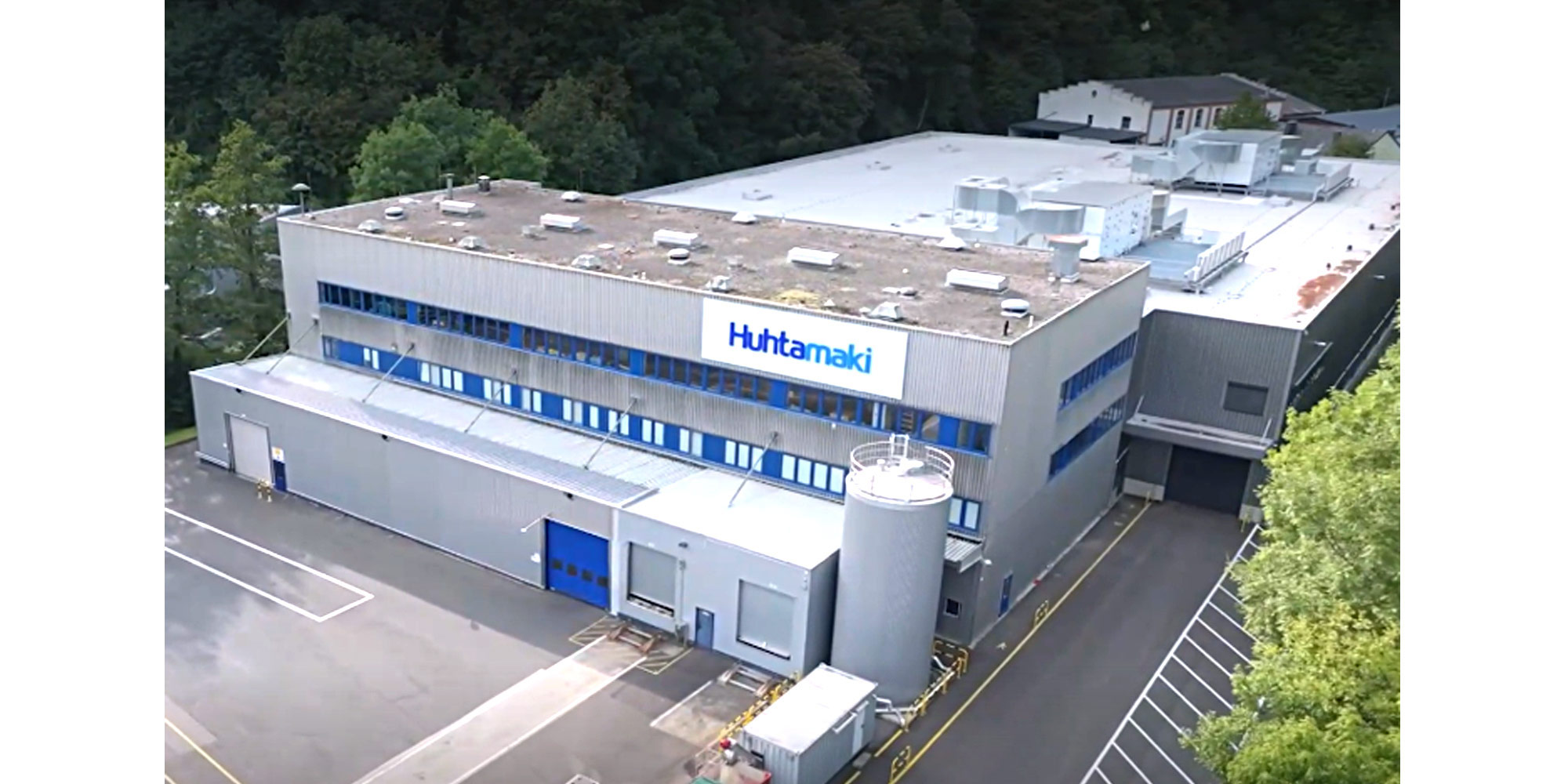 Luftaufnahme der neuen Produktionshalle beim Kurvenkreis-Sponsor Huhtamaki in Alf, CochemZell.