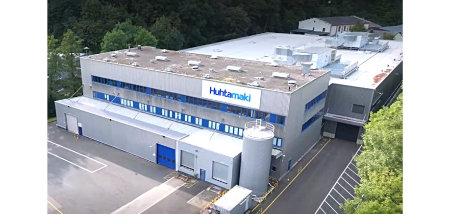 Luftaufnahme der neuen Produktionshalle beim Kurvenkreis-Sponsor Huhtamaki in Alf, CochemZell.