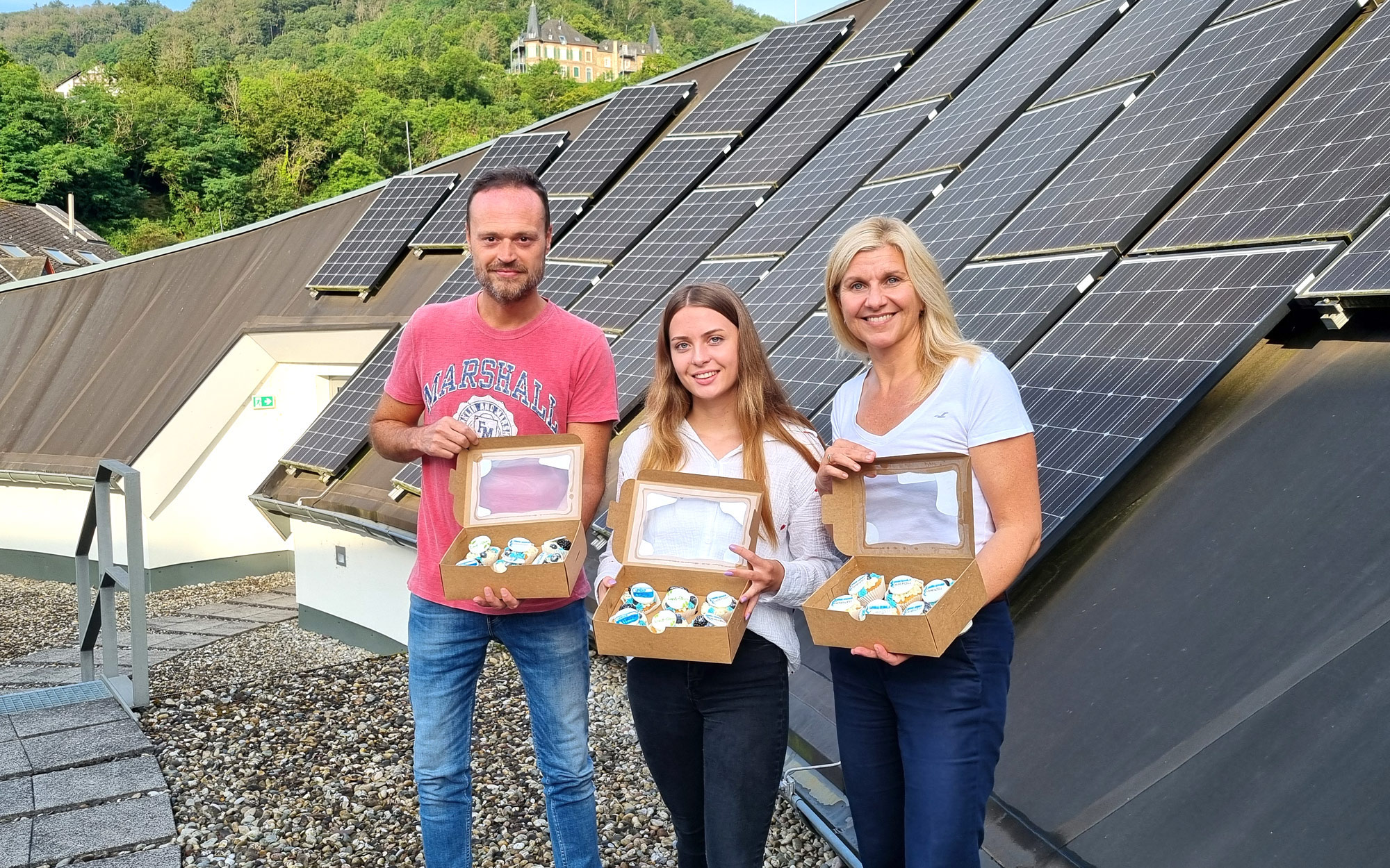 Michael Saur und Nicole Jobelius-Schausten gemeinsam mit unserer Dualen Studentin Marie Johann