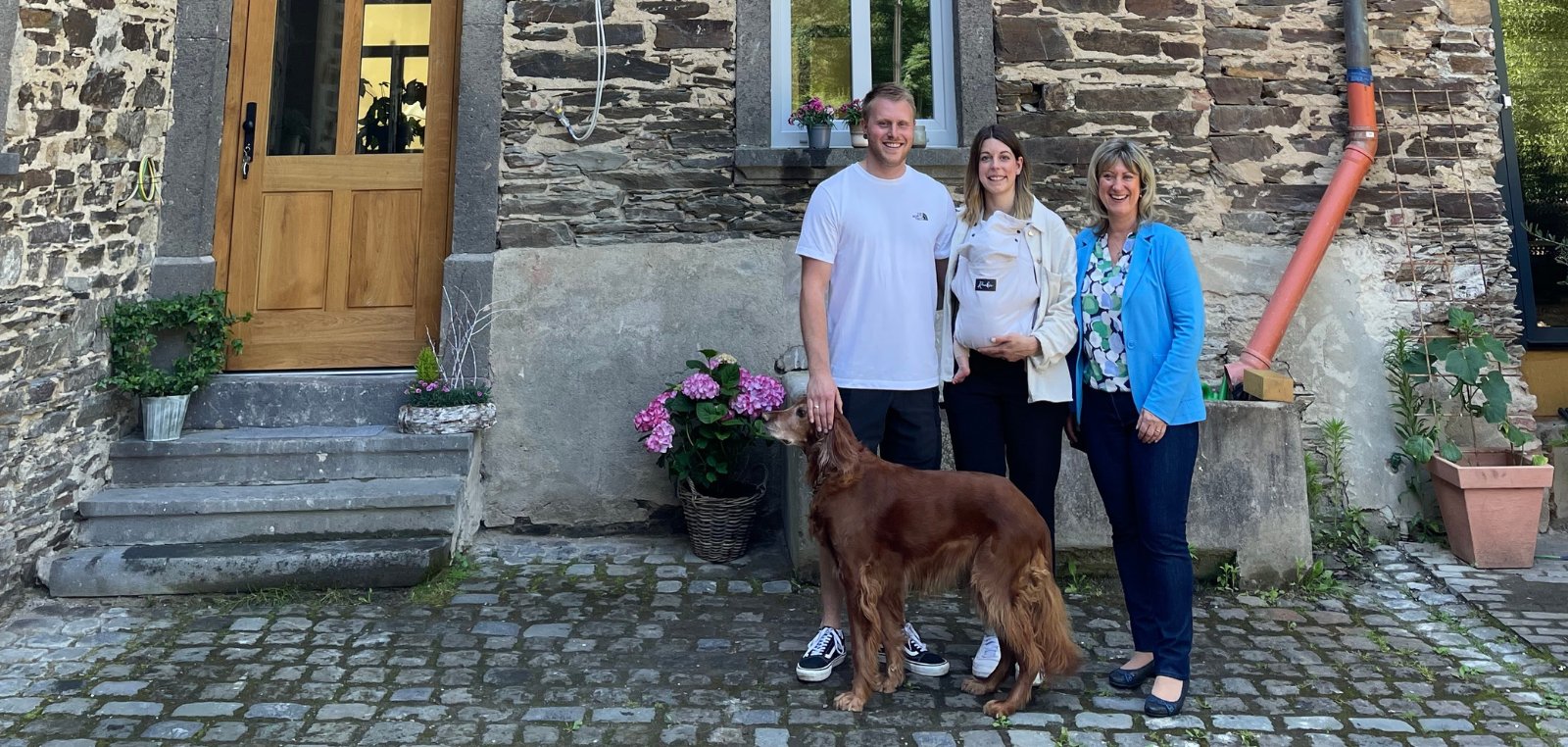 Familie Winkler und Landrätin Anke Beilstein stehen vor der Haustür der renovierten alten Mühle.