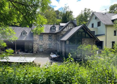 Eine Großaufnahme der alten Mühle der Familie Winkler umgeben von grüner Natutr.