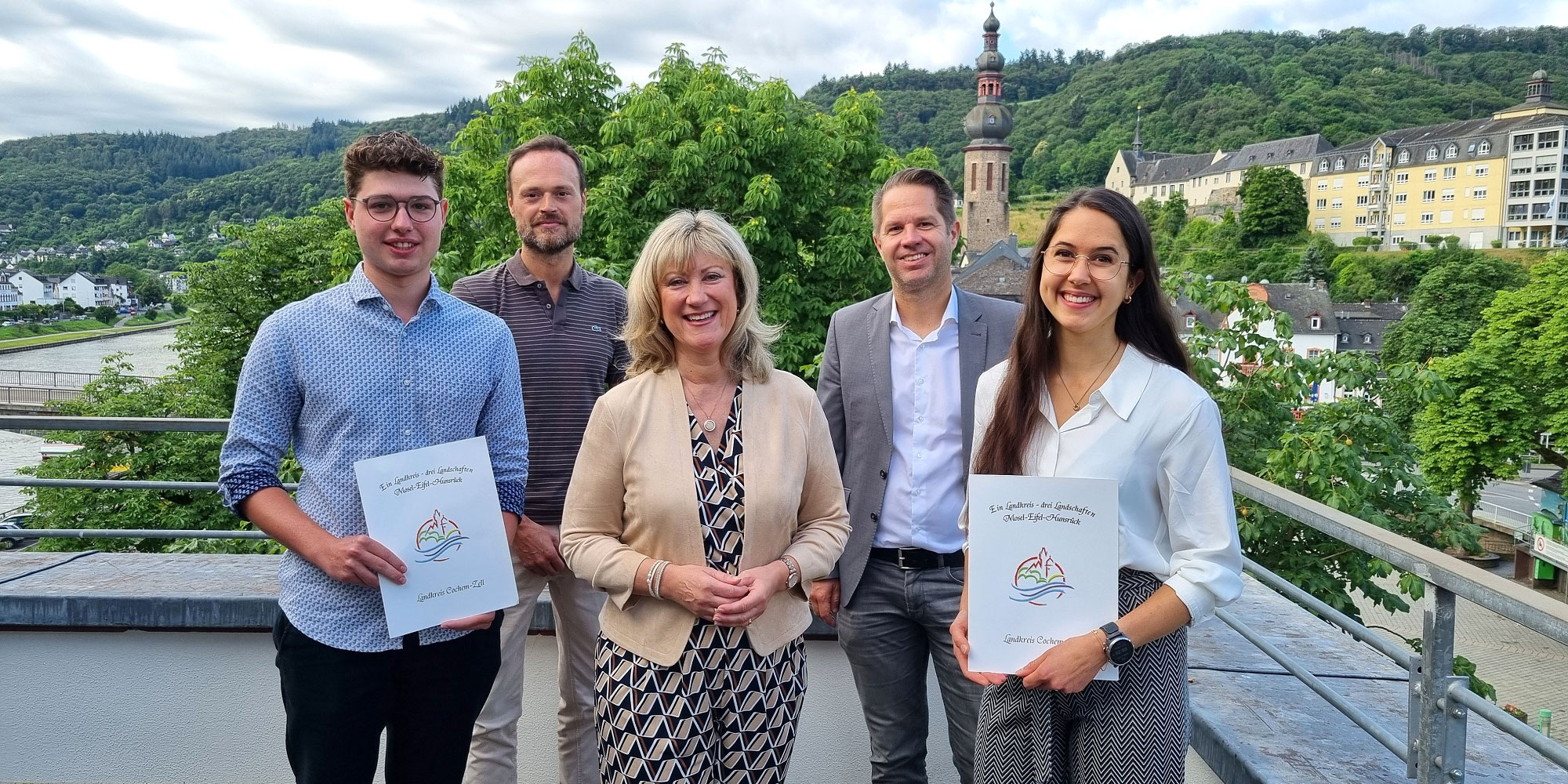 Die Medizinstudenten gemeinsam mit unserer Landrätin Landrätin Anke Beilstein auf einem Bild gemeinsam mit den beiden Medizinstudenten, die das CochemZeller Stipendium erhalten.