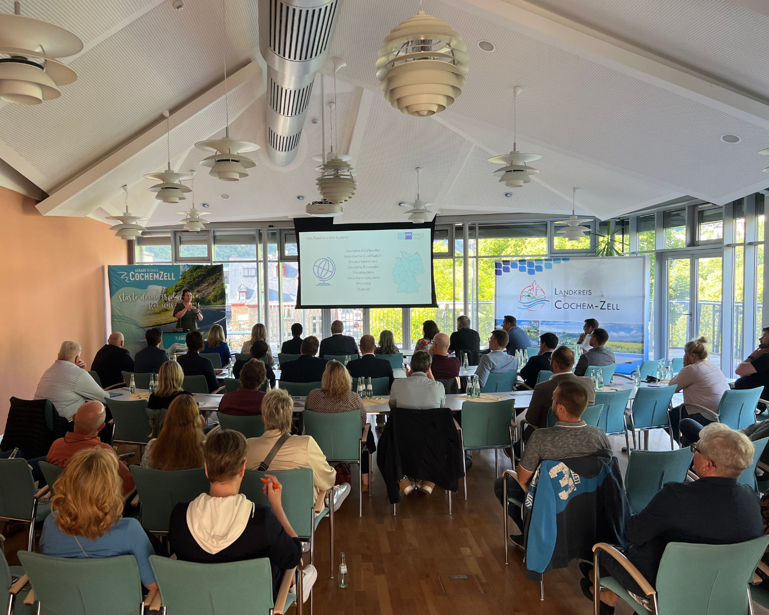 Das Foto zeigt die Besucher des ersten Fachrkräfteforums in Cochem-Zell, wie diese einem Vortrag zuhören.