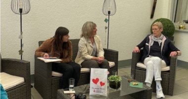 Frau Porten-Bergmann, Frau Beilstein und Gesundheitsmanagerin Frau Müller sprechen über die Zukunft von Apotheken im Landkreis.