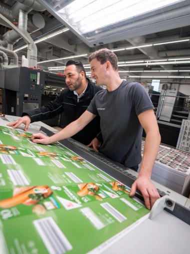 Betriebsleiter Orhan Simsek und ein Mitarbeiter von Lohmann Druck in Bullay bei der Arbeit