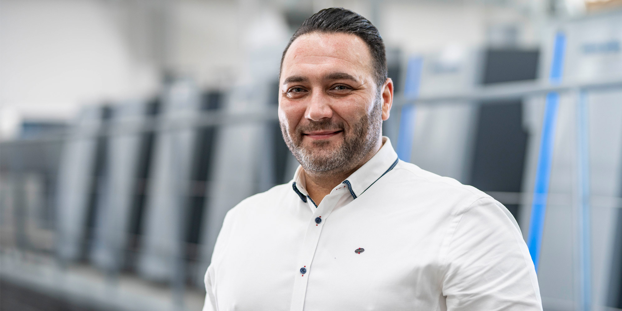 Orhan Simsek Betriebsleiter Lohmann Druck Potrait von Orhan Simsek Betriebsleiter bei unserem Kurvenkreis-Partner Lohmann Druck in Bullay