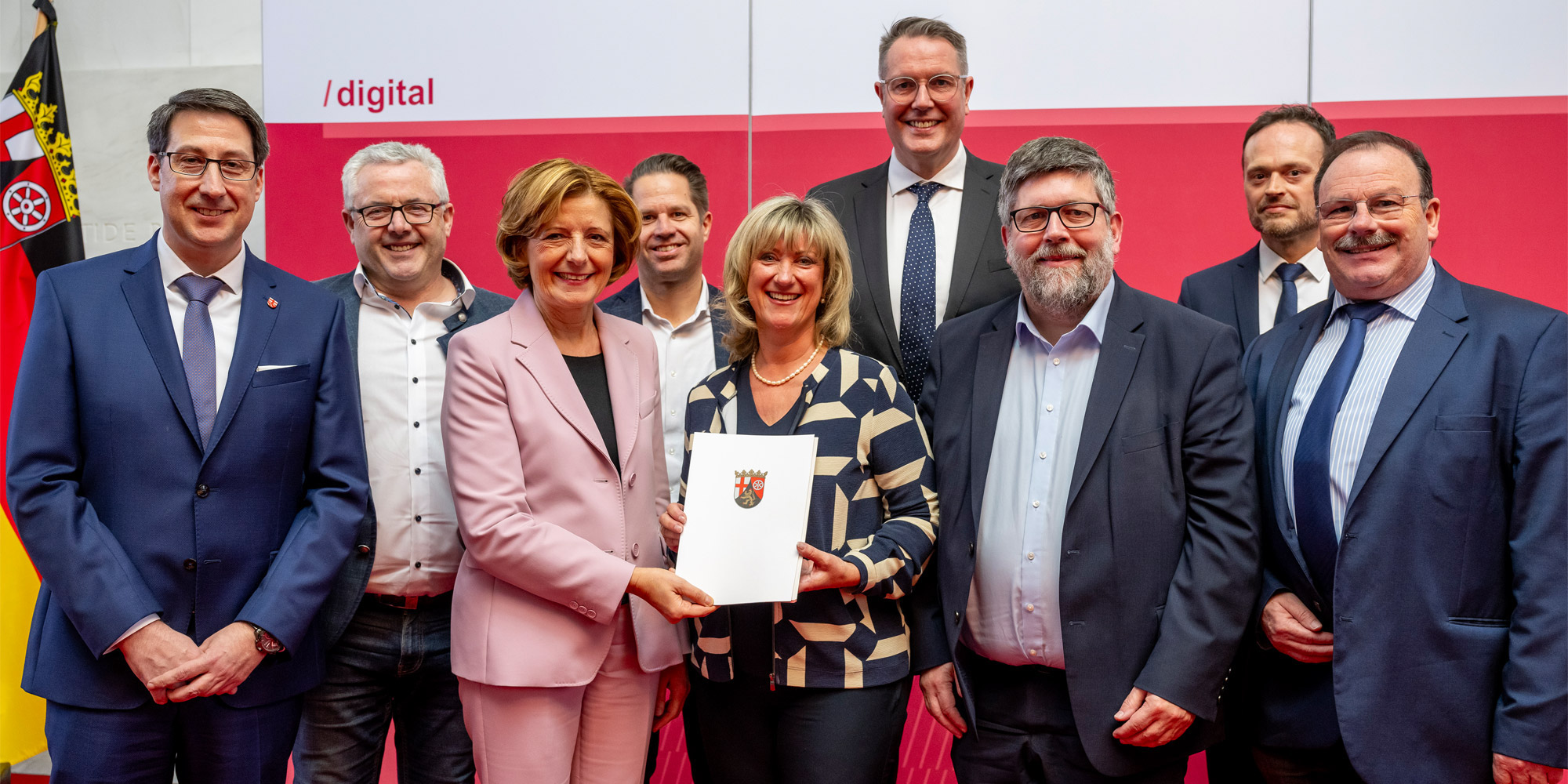 Gruppenfoto bei der Bescheidübergabe zur Landesförderung für den Gigabit-Ausbau in CochemZell